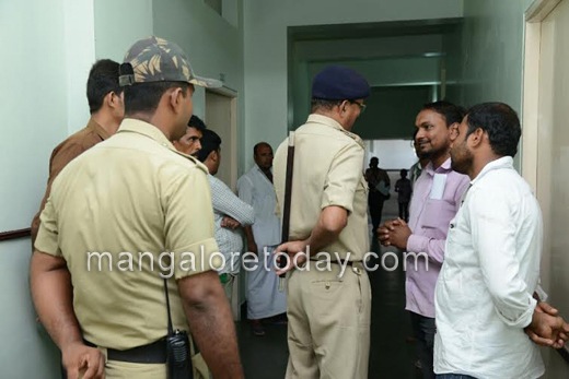 Gang pulls out youth from bus at Kankanady; brutally attacks him 4